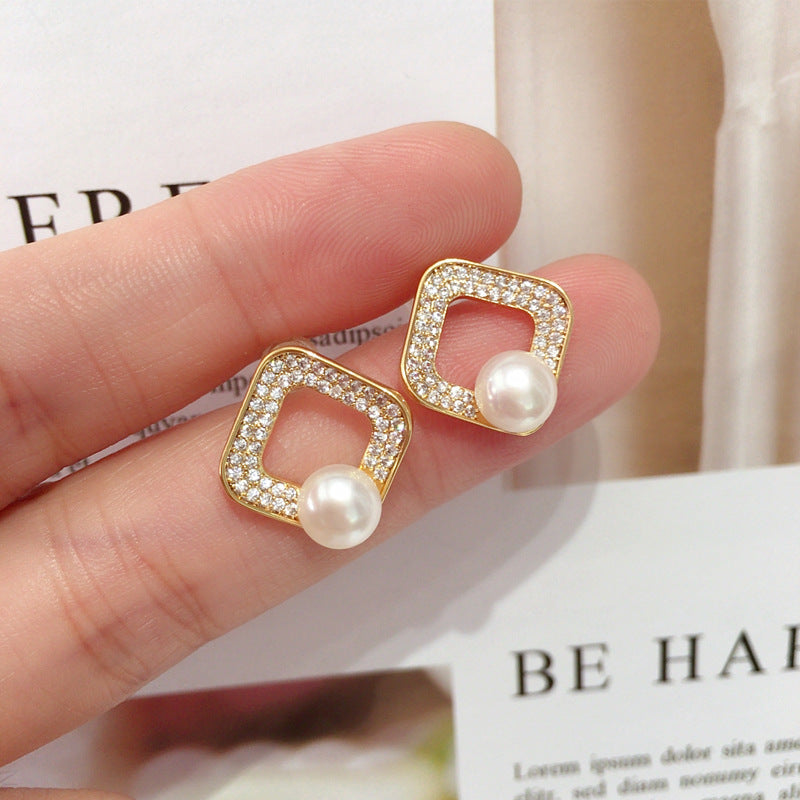 Square Cubic Zirconia Shell Pearl Stud Earrings for Women, 18K Gold Tone Hollow Square Design, Luxurious Elegant Pearl Earrings
