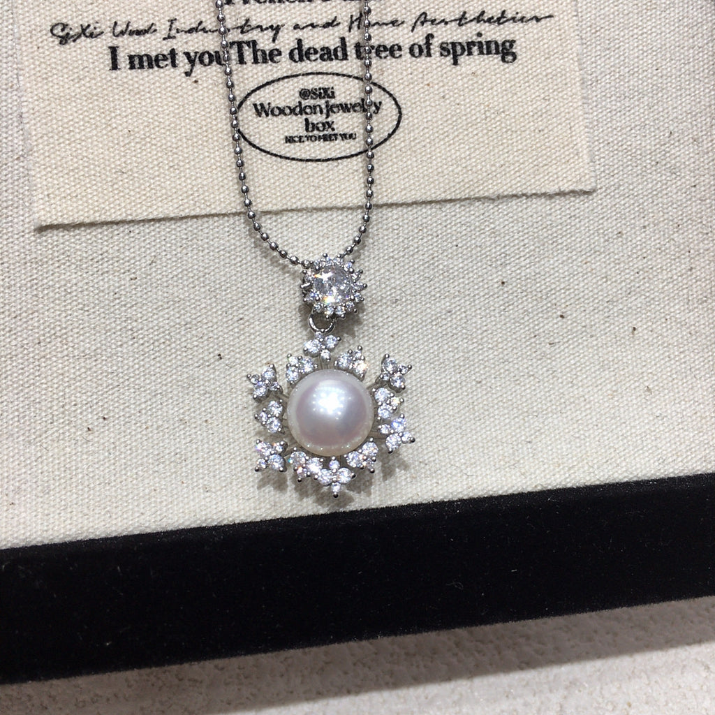 Snowflake Shell Pearl Pendant Necklace, Sparkling Cubic Zirconia Luxury Jewelry for Women